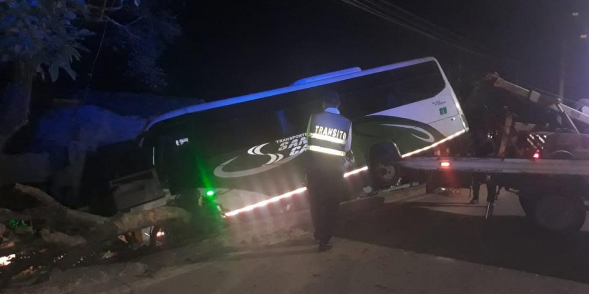 Zonacero.com Un bus de servicio especial terminó estrellándose contra una vivienda del sector.