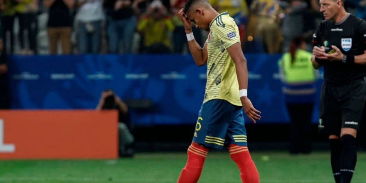 RCN El lateral izquierdo erró su cubro ante Chile y Colombia quedó eliminada de la Copa.