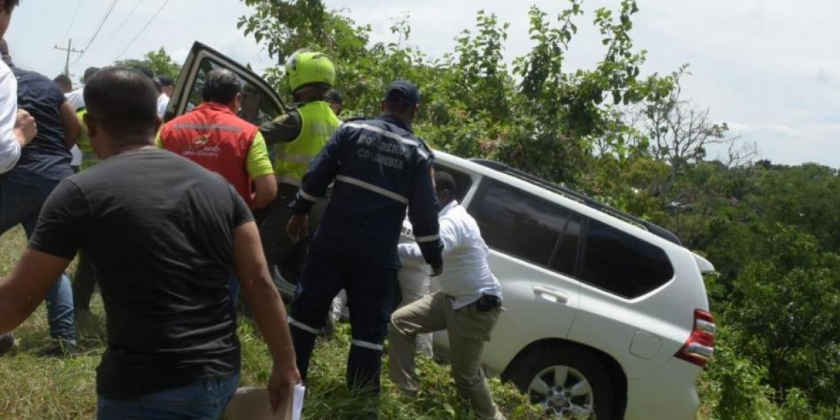 En el vehículo se encontraban la ministra del Interior, Nancy Patricia Gutiérrez; el gobernador de Bolívar, Dumek Turbay; y el Alto Consejero de Seguridad Nacional, Rafael Guarín.