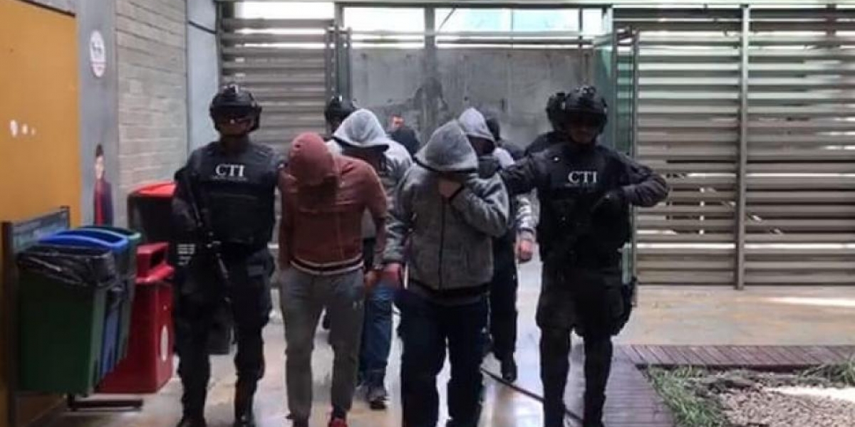 Policías capturados en Medellín