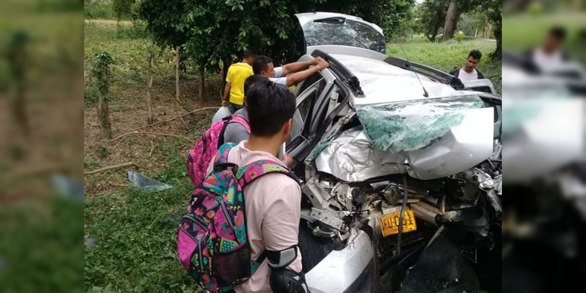 Cortesía Totalmente destruido quedó el vehículo Duster tras el accidente.