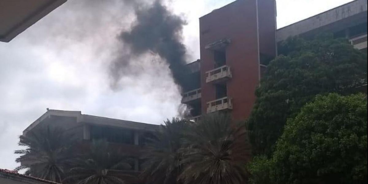 Zona Cero Así se ve el humo que sale del último piso del Bloque D.