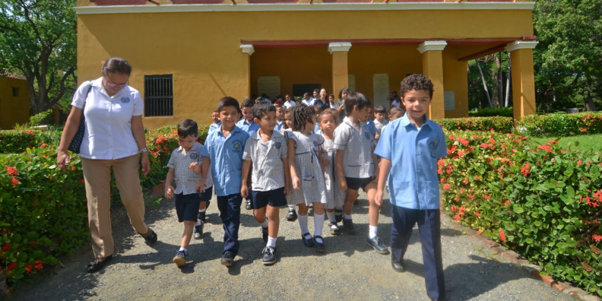 Quinta de San Pedro Niños visitando la Quinta de San Pedro Alejandrino.