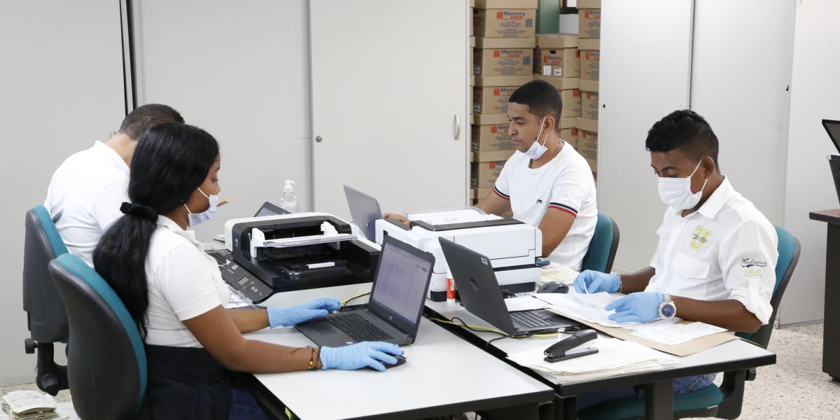 UCC Parte del equipo que se encargó de digitalizar años de historia académica.