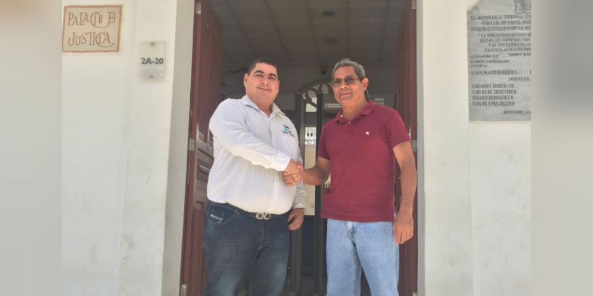El abogado Luis Toribio Ceballos junto a Víctor Bermúdez, ciudadano que ganó histórico fallo en Santa Marta
