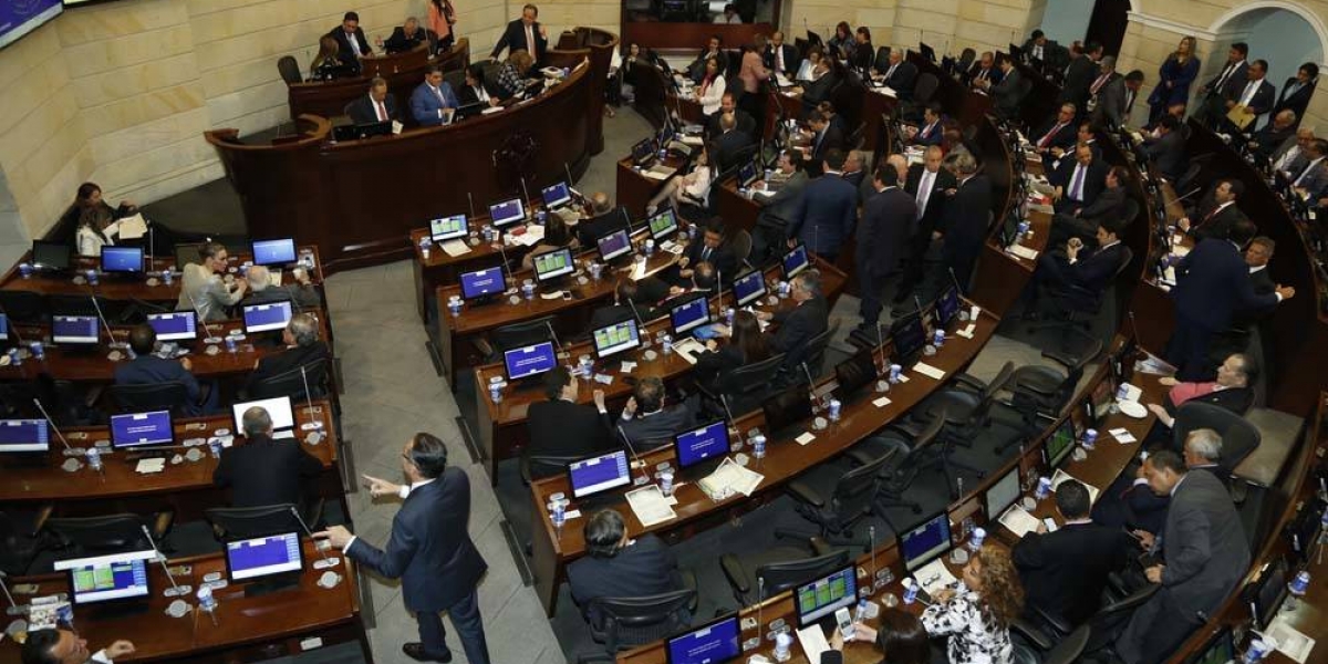 Semana Un parlamentario gana $32 millones 741 mil 755, mientras que un trabajador colombiano devenga $828 mil 116.