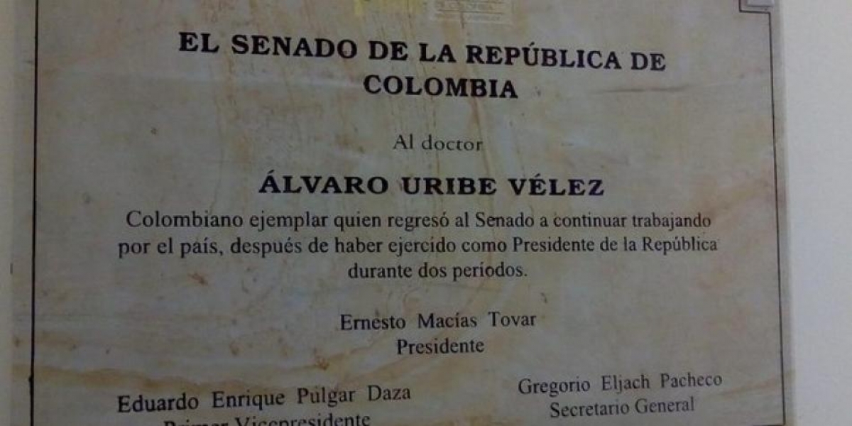 El Tiempo Placa en homenaje a Uribe puesta por Ernesto Macías en el Congreso