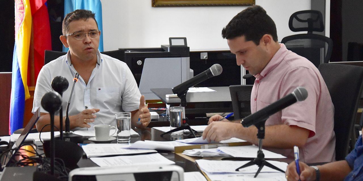 El alcalde de Santa Marta, Rafael Martínez, y el secretario de Desarrollo Económico, Camilo George, en un 'pase al tablero'. 