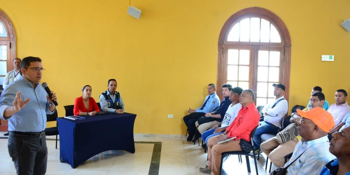 Reunión entre el alcalde Martínez y motociclistas de Santa Marta