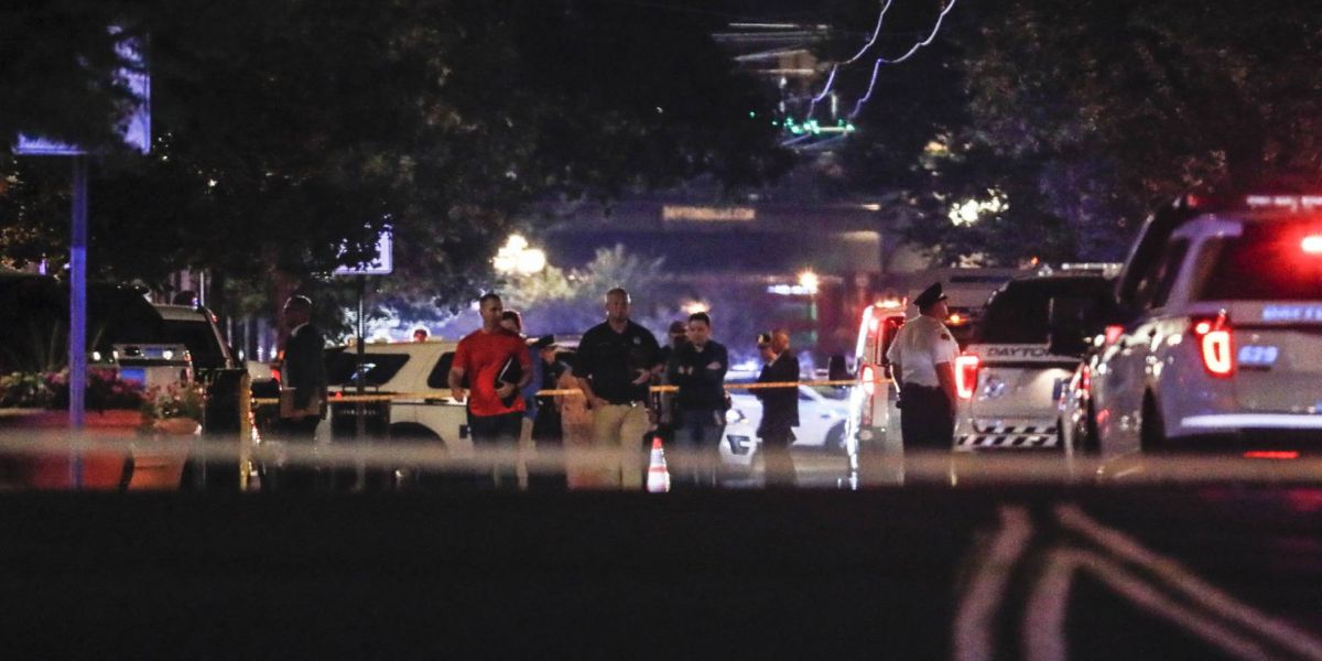 JOHN MINCHILLO- EL PAÍS Policía en el lugar de los hechos