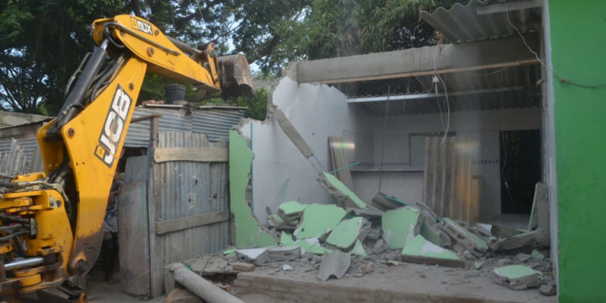 Demolición de vivienda en Las Malvinas.