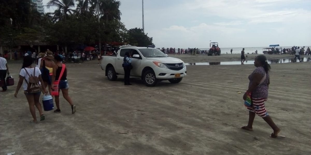 Cortesía Vehículo estacionado en la playa de El Rodadero.
