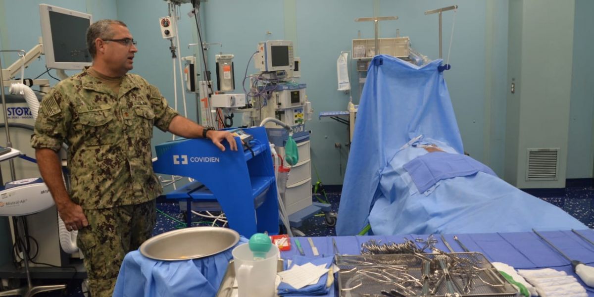 Óscar Mejía - seguimiento.co El comandante Gustavo Lores, director de servicios dentales, realizó el recorrido por el buque hospital.