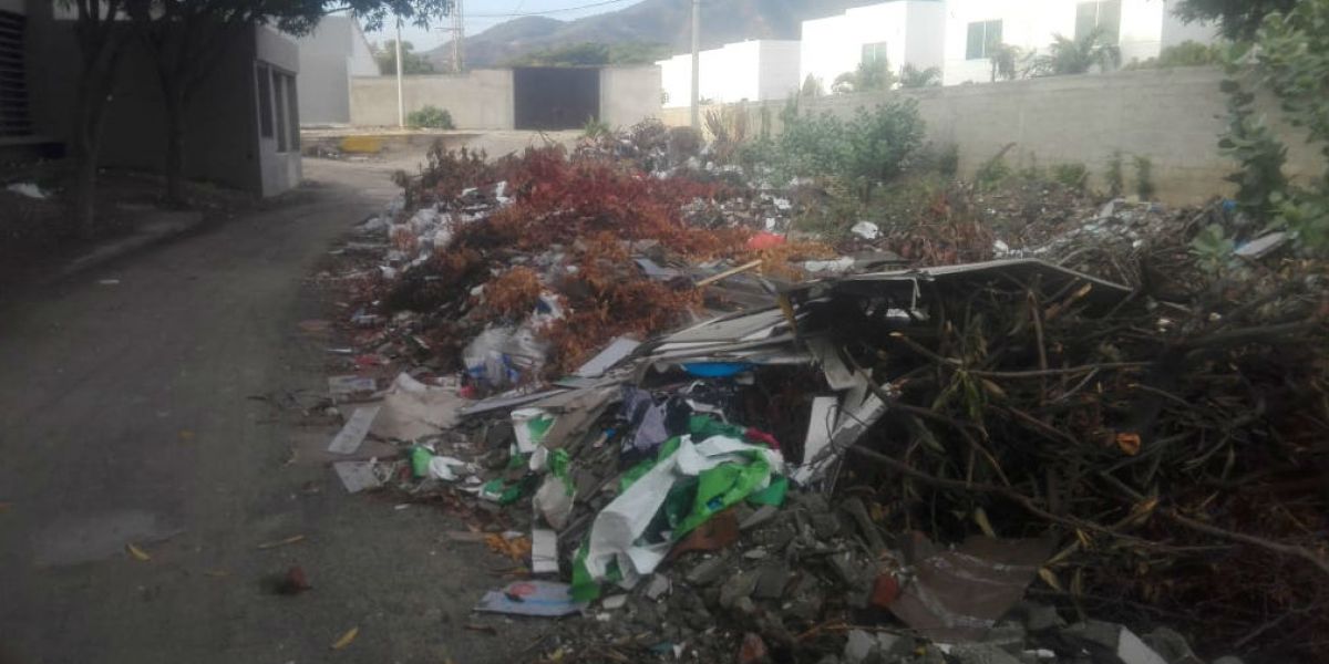 Material arrojado en la Avenida del Ferrocarril.