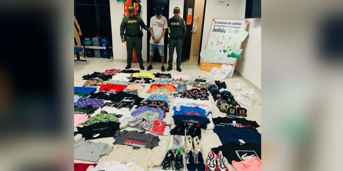 Policía Metropolitana de Santa Marta Capturado en flagrancia joven que hurtaba almacén en el Centro de Santa Marta