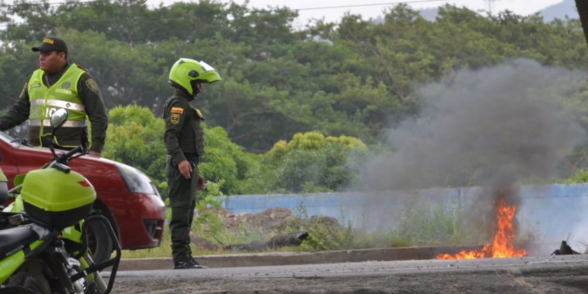 Oscar Mejía / Seguimiento.co La Policía tuvo que llegar al sitio para restablecer el paso de vehículos.
