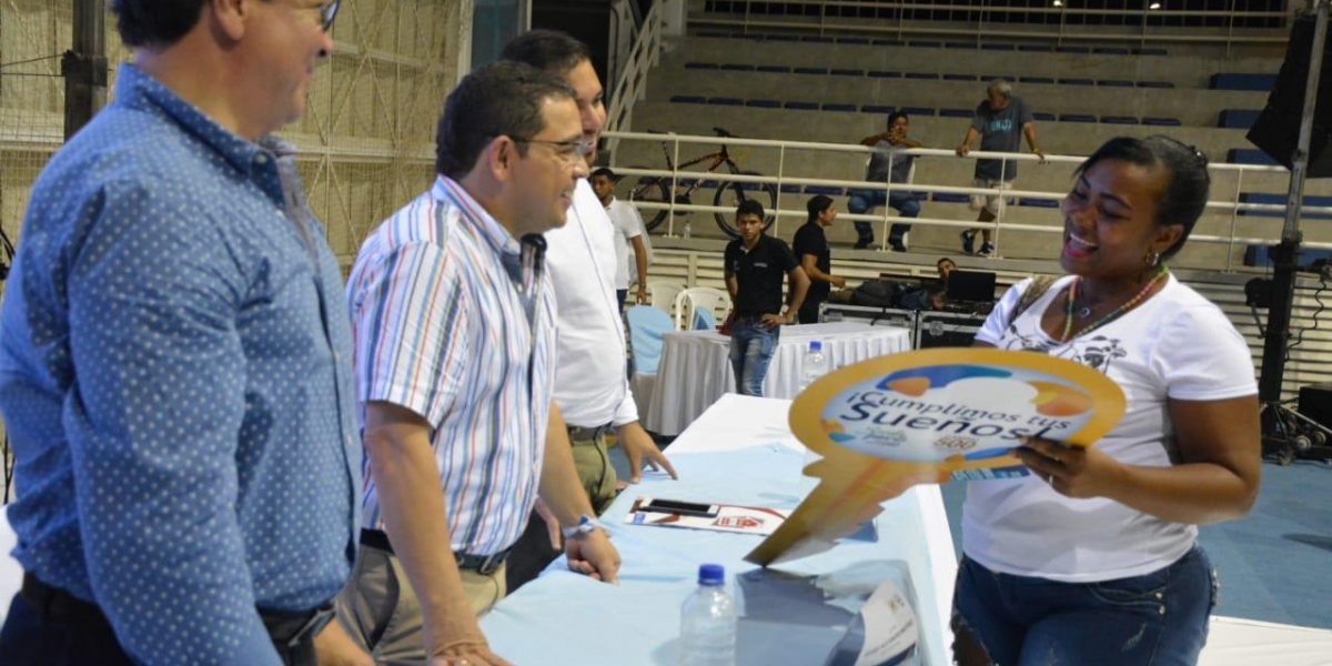 Alcaldía de Santa Marta Entrega de títulos de propiedad en el coliseo Mayor.