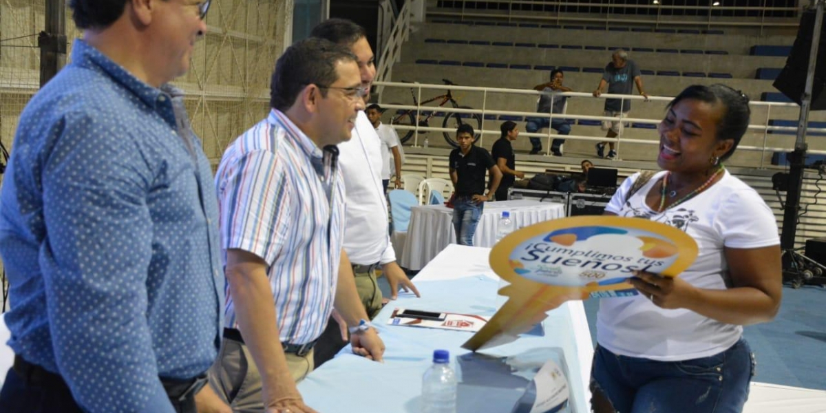 Entrega de títulos de propiedad en el coliseo Mayor. 