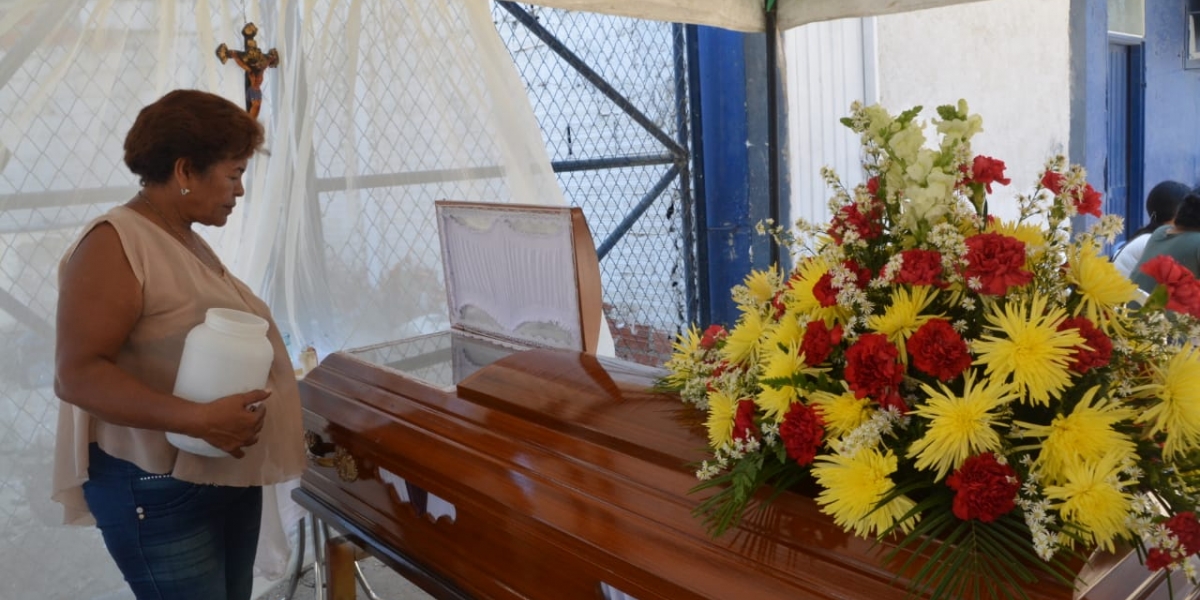Óscar Mejía - seguimiento.co Luis Isidro Yánez es velado en plena calle en el barrio Villa Marbella.