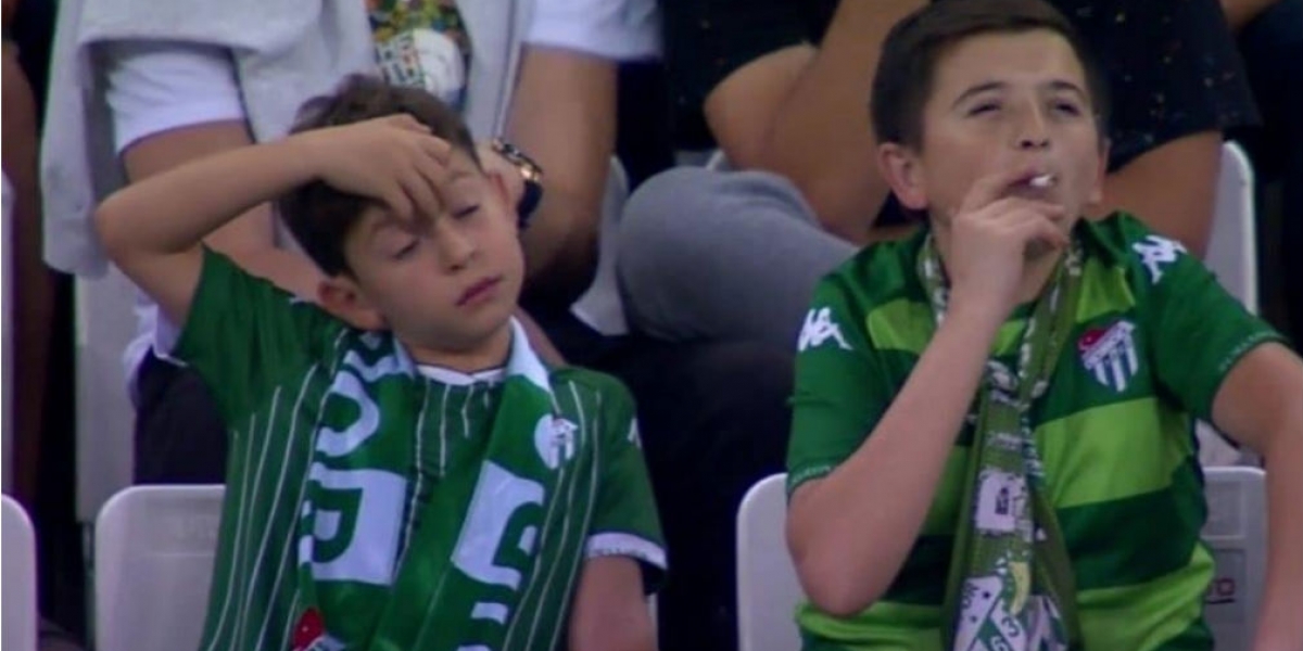 Imagenes en donde se ve al supuesto niño fumando.