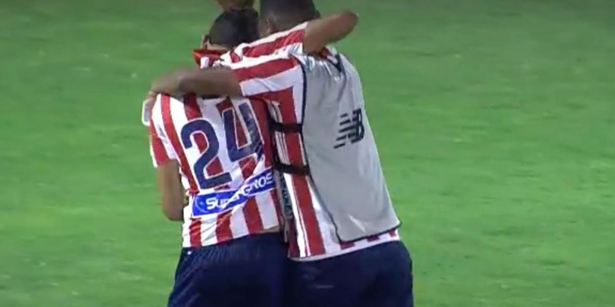 Win Sports Víctor Cantillo celebra su gol con Luis Narváez.