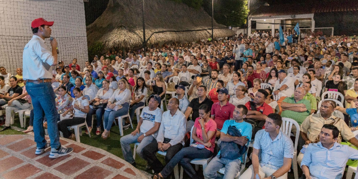 Cortesía El Mello reunido con simpatizantes de su campaña.