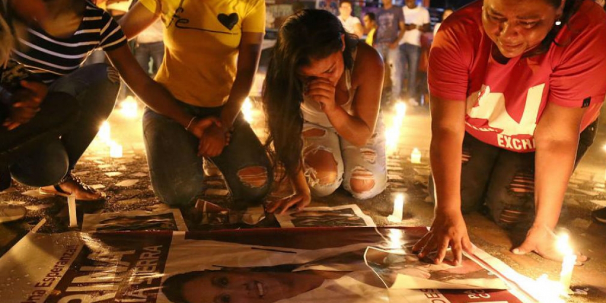 Simpatizantes de la candidata Karina García, llorando su muerte