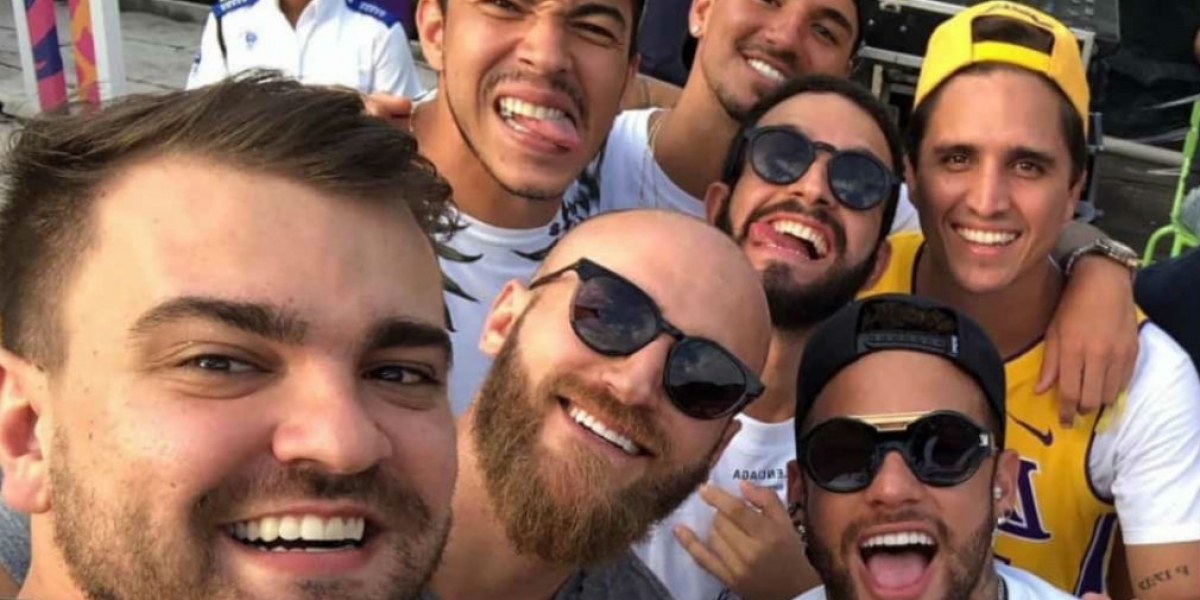 Cortesía Neymar junto a sus amigos.