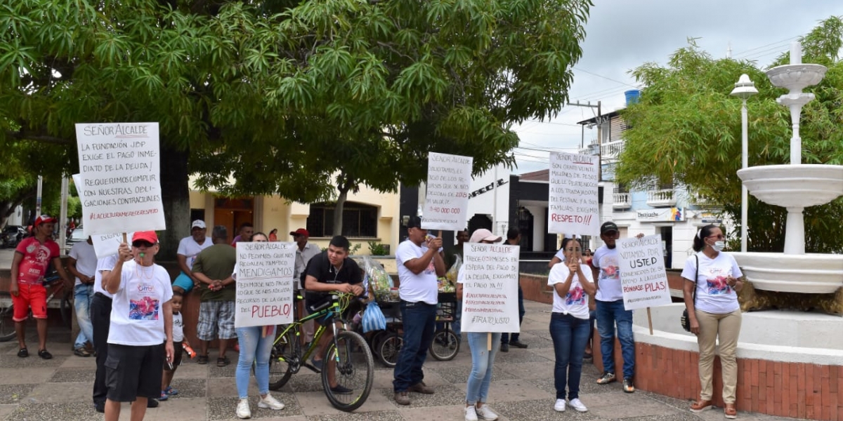La Fundación José Barros Palomino junto con varias organizaciones, realizaron un plantón frente a la Alcaldía como protesta a la falta de pago de la administración municipal. 