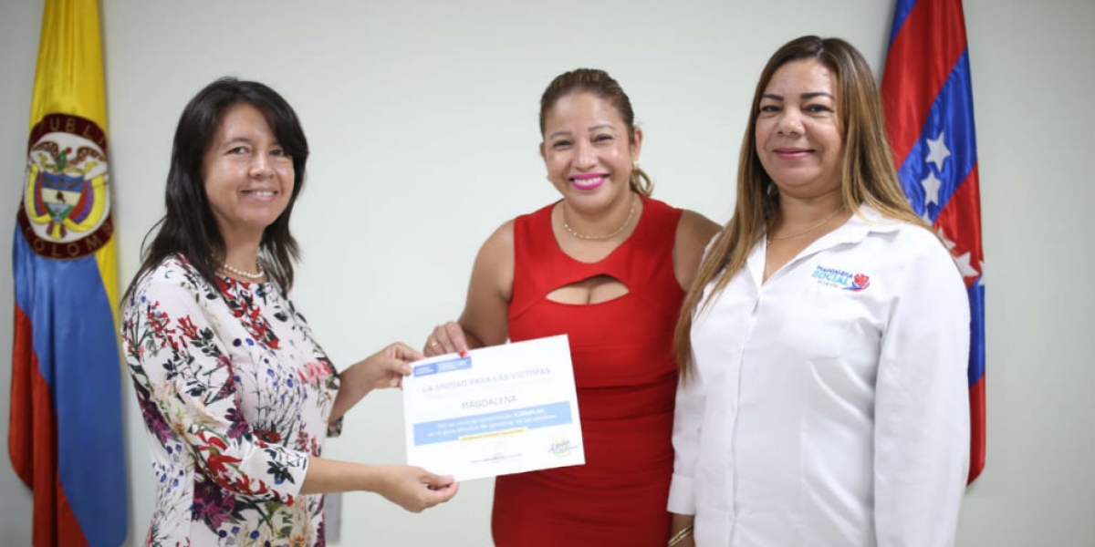 Cortesía Norma Vera recibiendo el reconocimiento entregado por la Unidad de Víctimas.