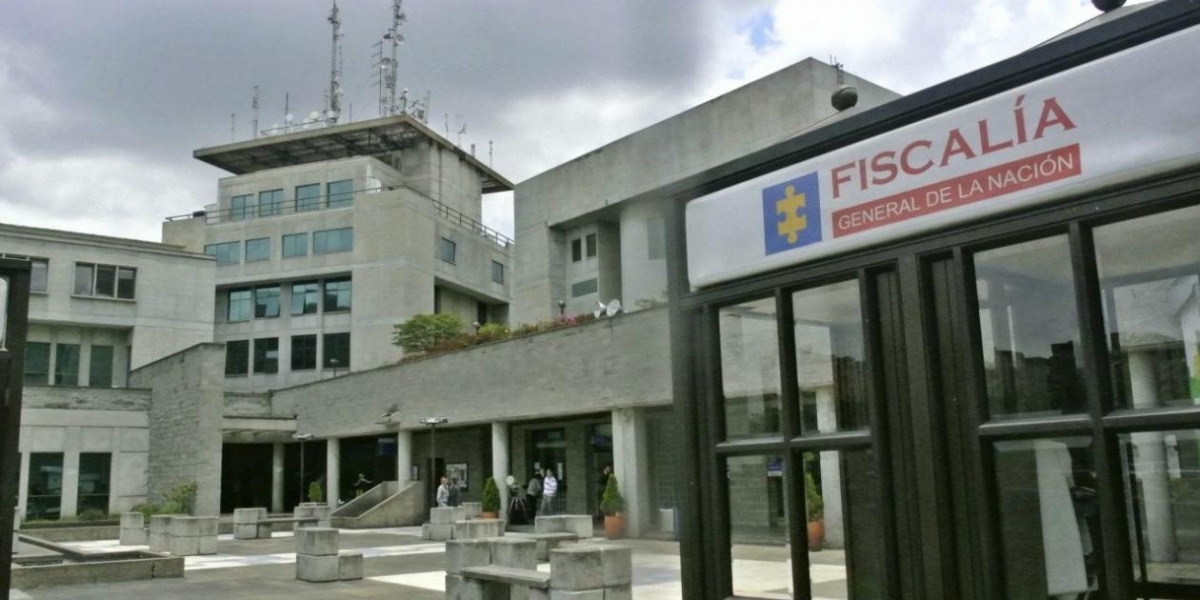Fiscalía El exfuncionario fue condenado a la pena de 9 años y 7 meses de prisión, multa igual 50.000 salarios mínimos legales mensuales vigentes para el año 1998 e inhabilidad para el ejercicio de derechos y funciones públicas.