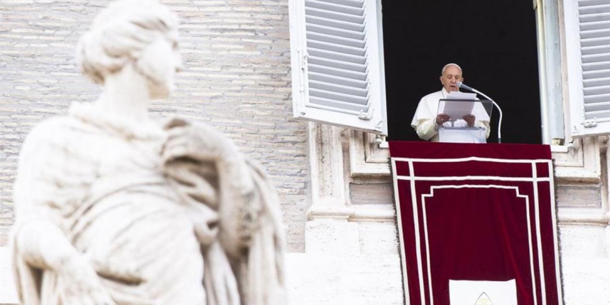 Zonacero.com El Papa Francisco invitó a los fieles a rezar para mostrar "cercanía a los migrantes y refugiados del mundo entero".