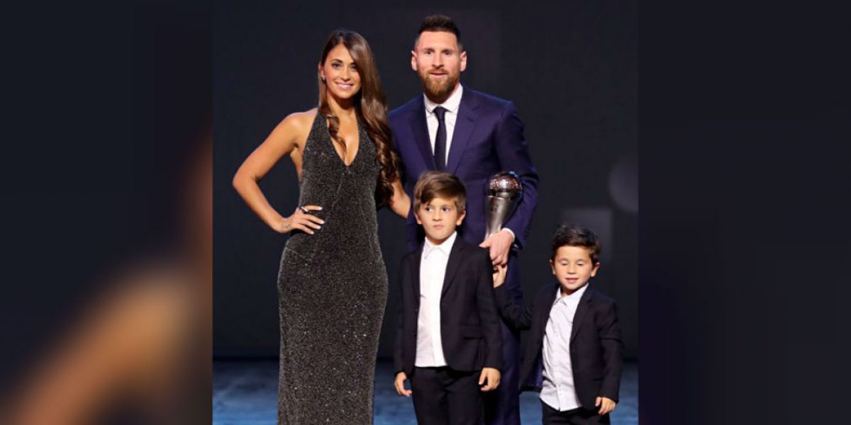 Fifa El astro argentino recibió el reconocimiento acompañado de su familia.