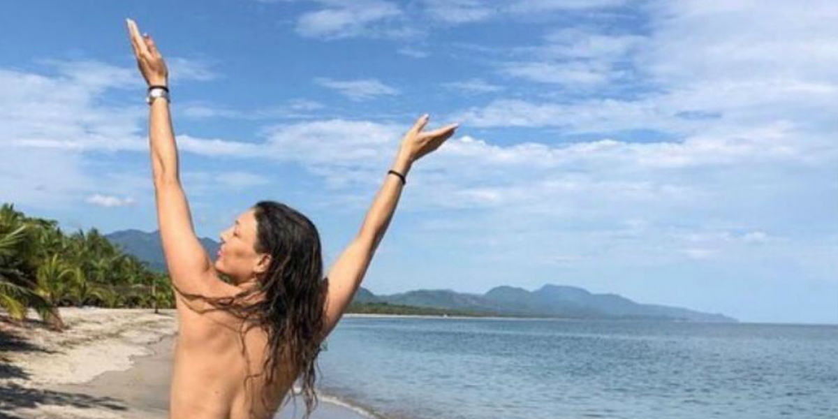 La actriz Natalia Durán en una playa de Buritaca