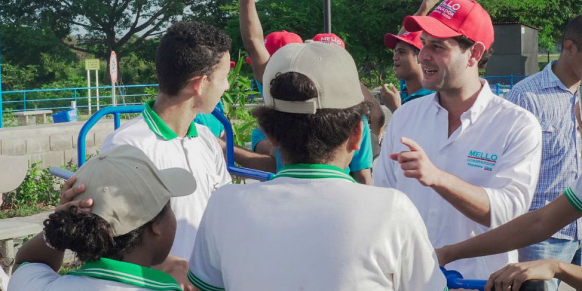 Cortesía El Mello reunido con simpatizantes de su campaña.
