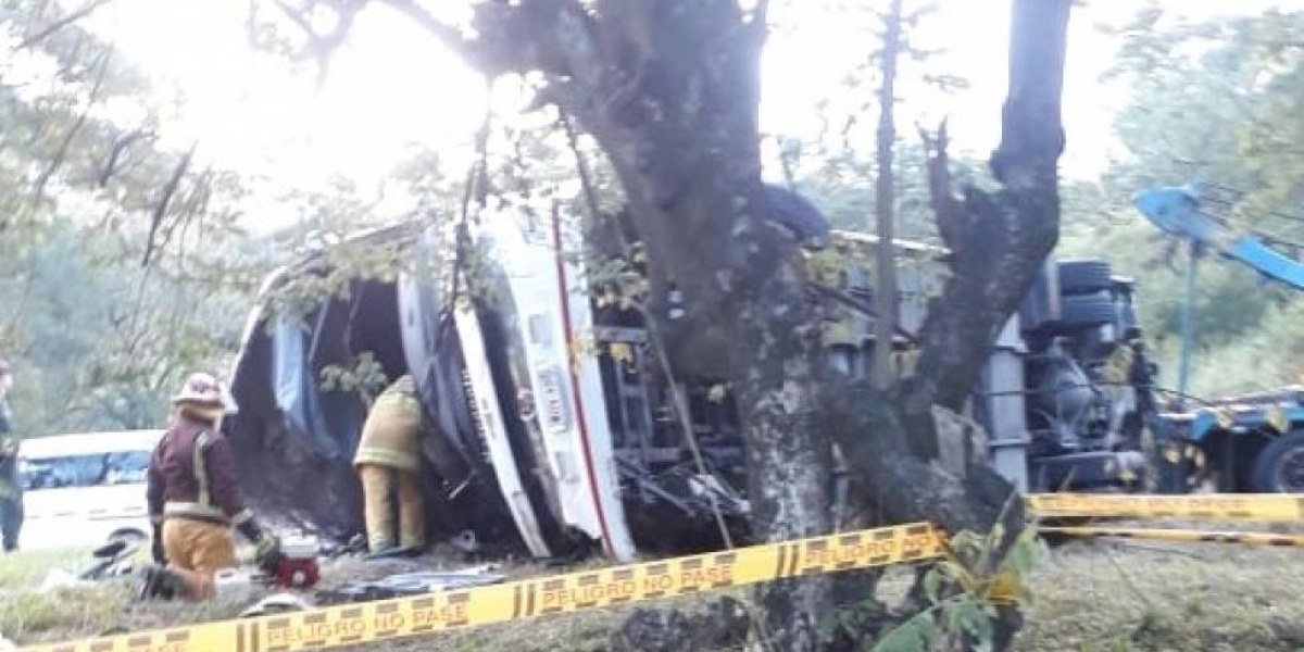 Así quedó el bus tras el accidente.