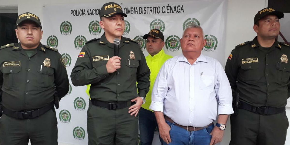 Policía Metropolitana de Santa Marta Comandante entrante de la Policía de Santa Marta, Óscar Solarte y Luis Tete, alcalde de Ciénaga.