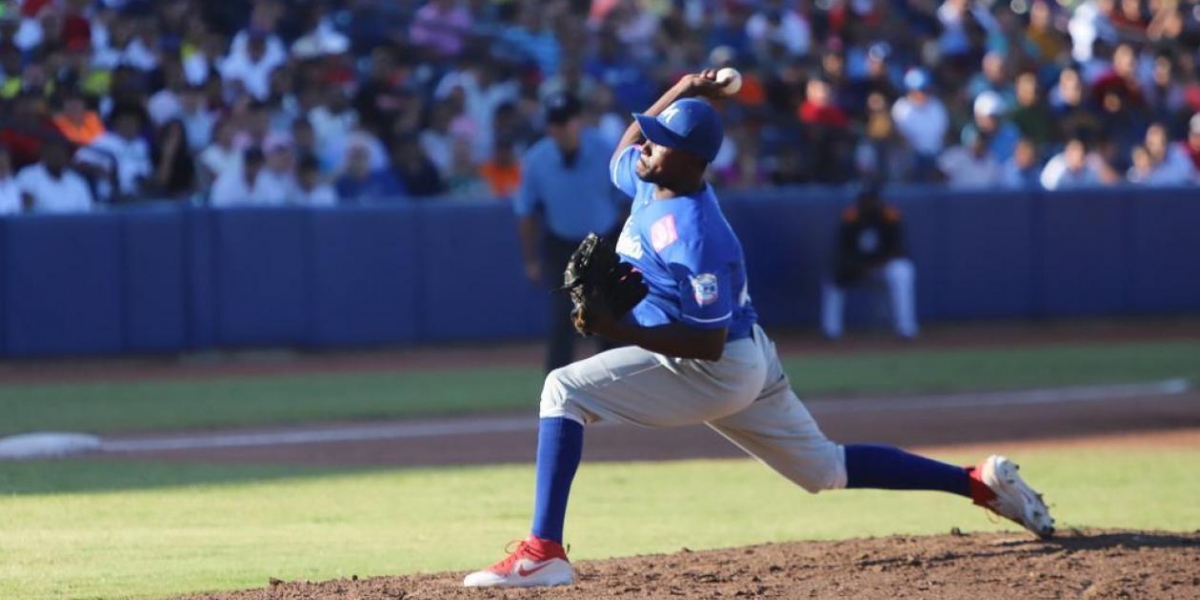 José Almarante, pitcher ganador.