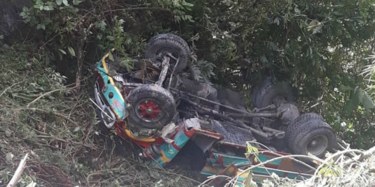 El bus rodó por un abismo a la altura del municipio de Sucre.