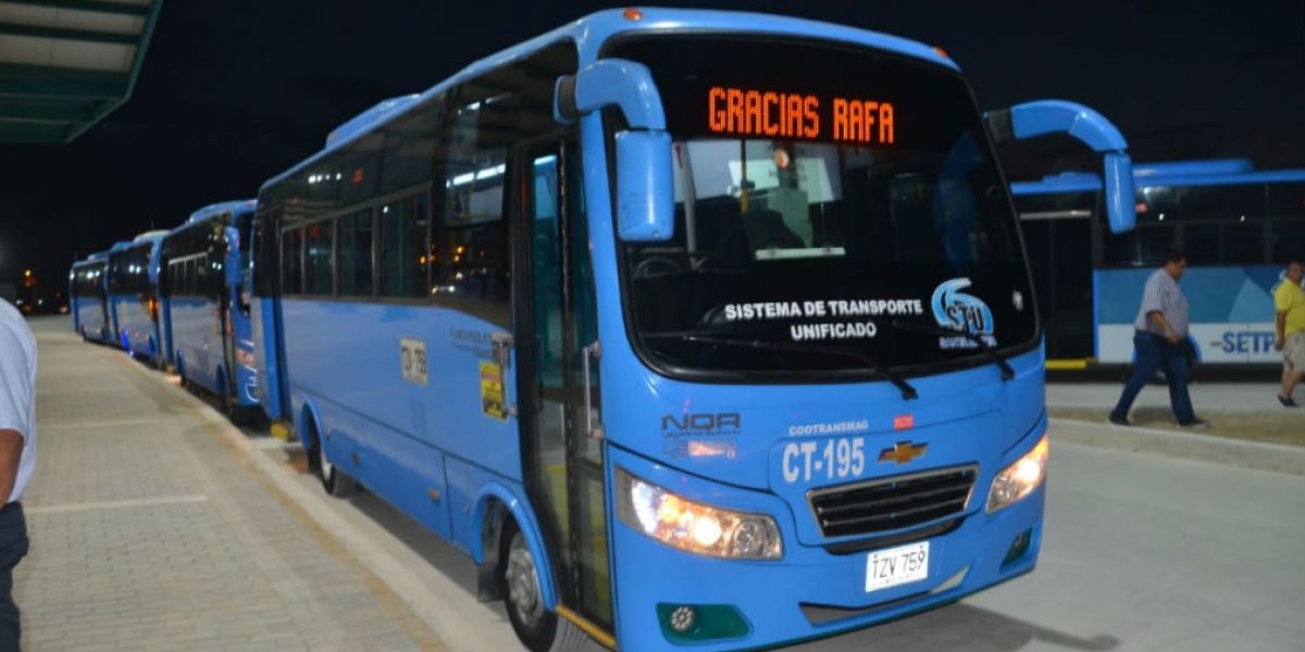 Buses en la Terminal de Transferencia de Gaira.