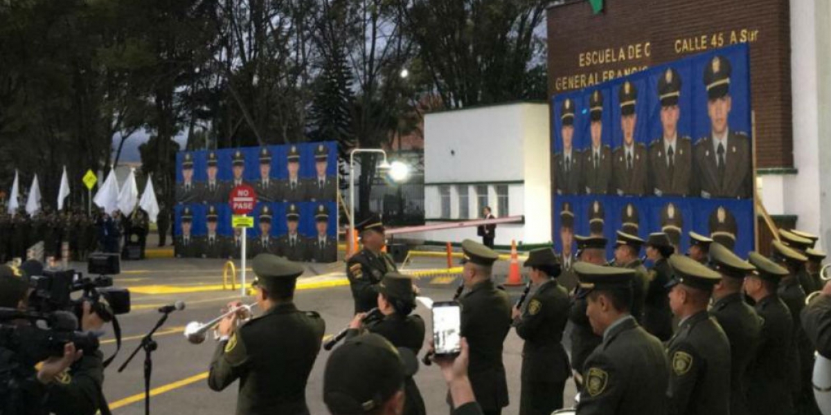 Homenaje a los cadetes fallecidos en el atentado contra la escuela.