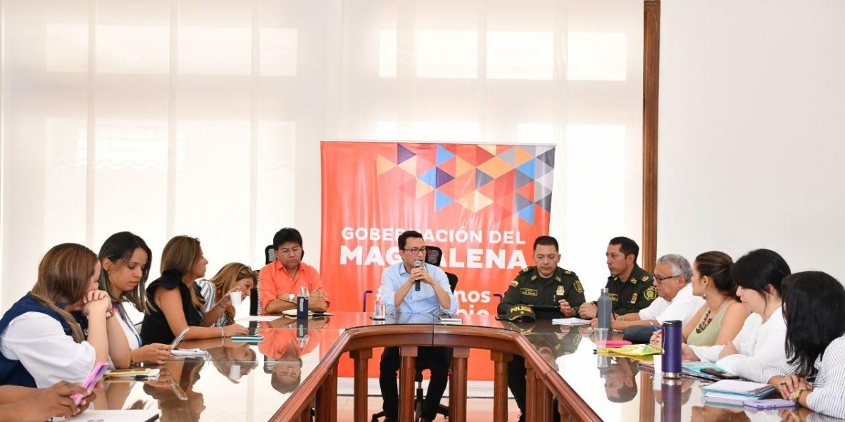 La reunión contó con la presencia del gobernador del Magdalena, comandantes de la Policía Metropolitana y funcionarios distritales y departamentales. 