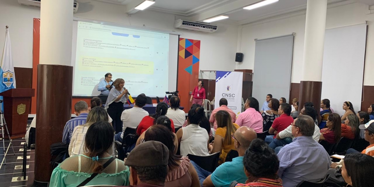 Seguimiento.co La comisionada entregó cada uno de los detalles para la inscripción a la oferta pública de empleo.