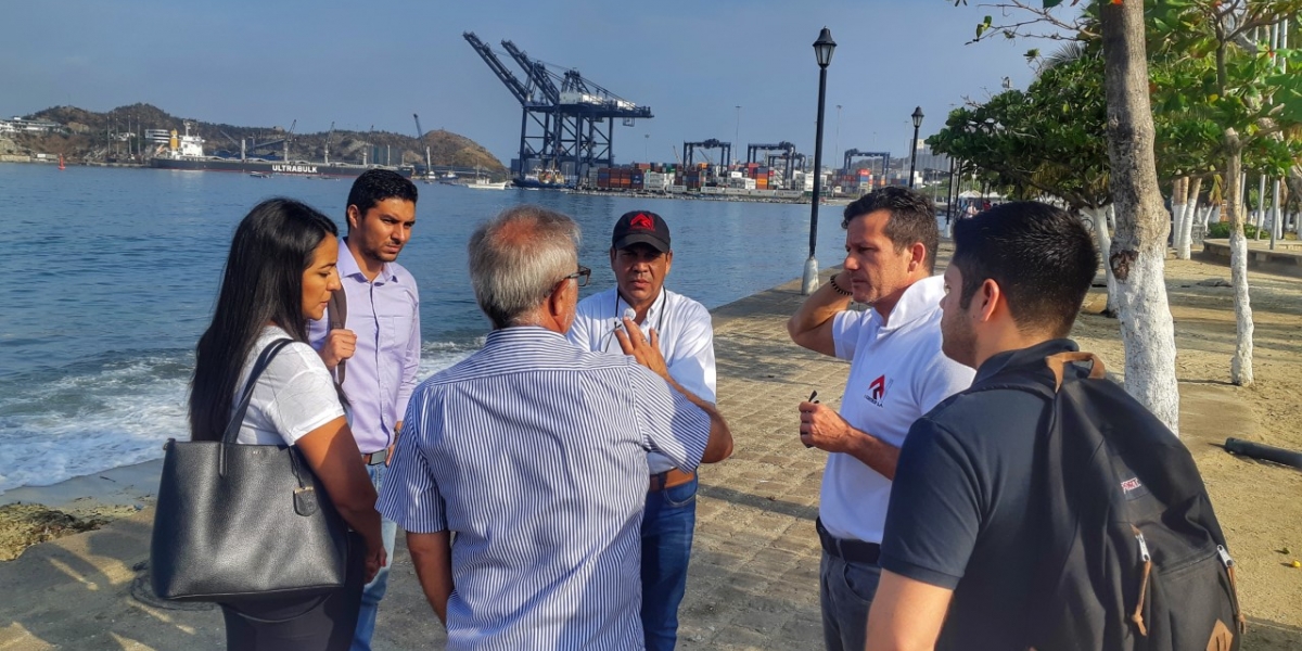 Distrito La renovación del Camellón de la Bahía contempla la intervención de 28.000 metros cuadrados, que incluyen la adecuación del paseo de playa y recuperación del espacio público.