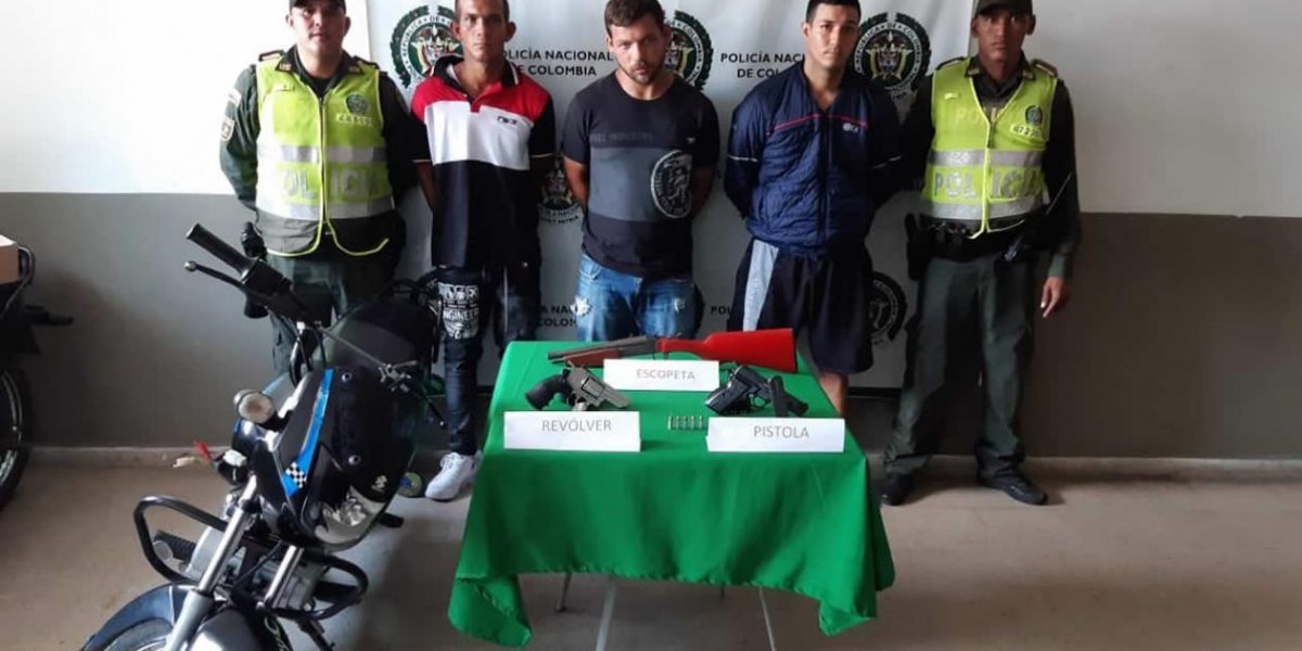 Zonacero.com La comunidad quiso lincharlo, pero la Policía lo impidió y quedaron en calidad de capturados.