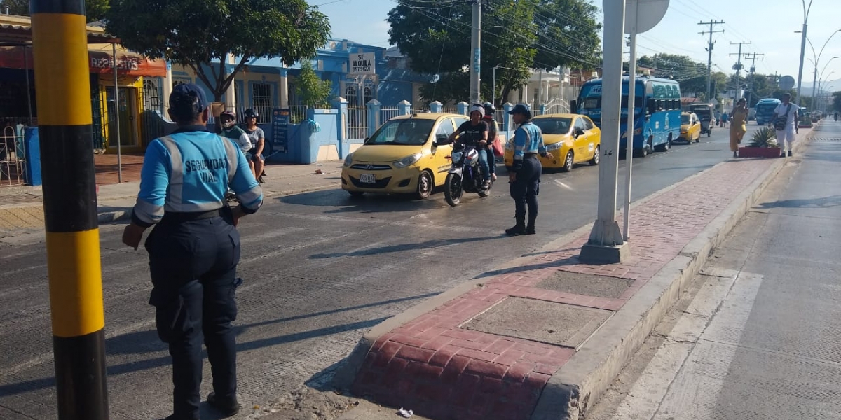 Seguimiento.co La avenida del Libertador es uno de los pocos puntos donde se ven agentes de Tránsito.