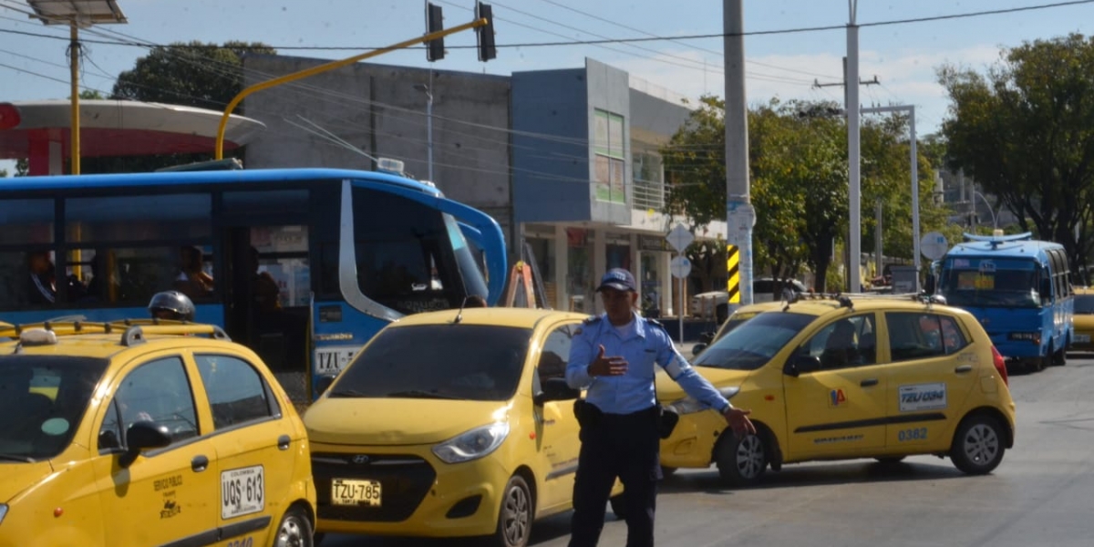 Los agentes de tránsito del Distrito se encargaron de regular la movilidad. 