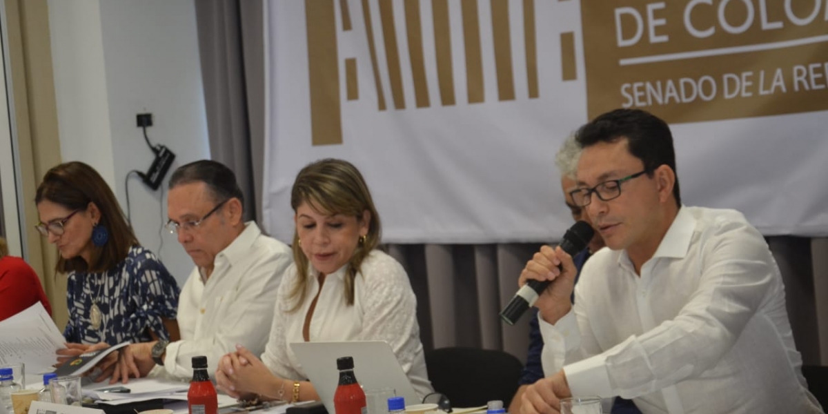 Oscar Mejía / Seguimiento.co La sesión descentralizada de la Comisión de Ordenamiento Territorial del Senado, que se desarrolló este miércoles en la sede de la Cámara de Comercio de Santa Marta.