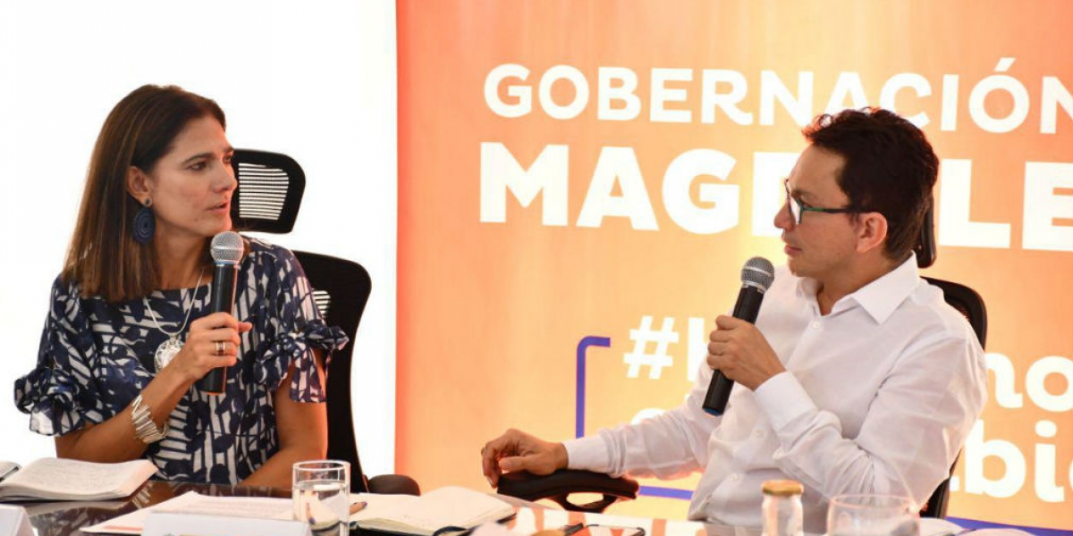 Ángela María Orozco, ministra de Transporte y Carlos Caicedo, gobernador del Magdalena.