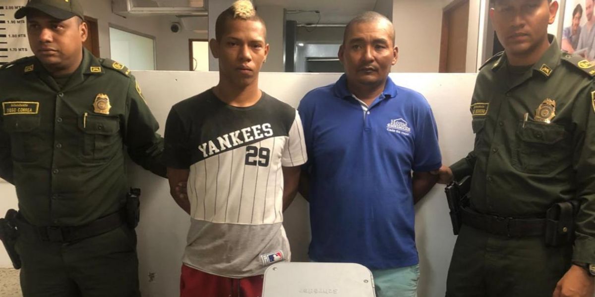 Cortesía. Los dos capturados por la Policía robando luminaria.